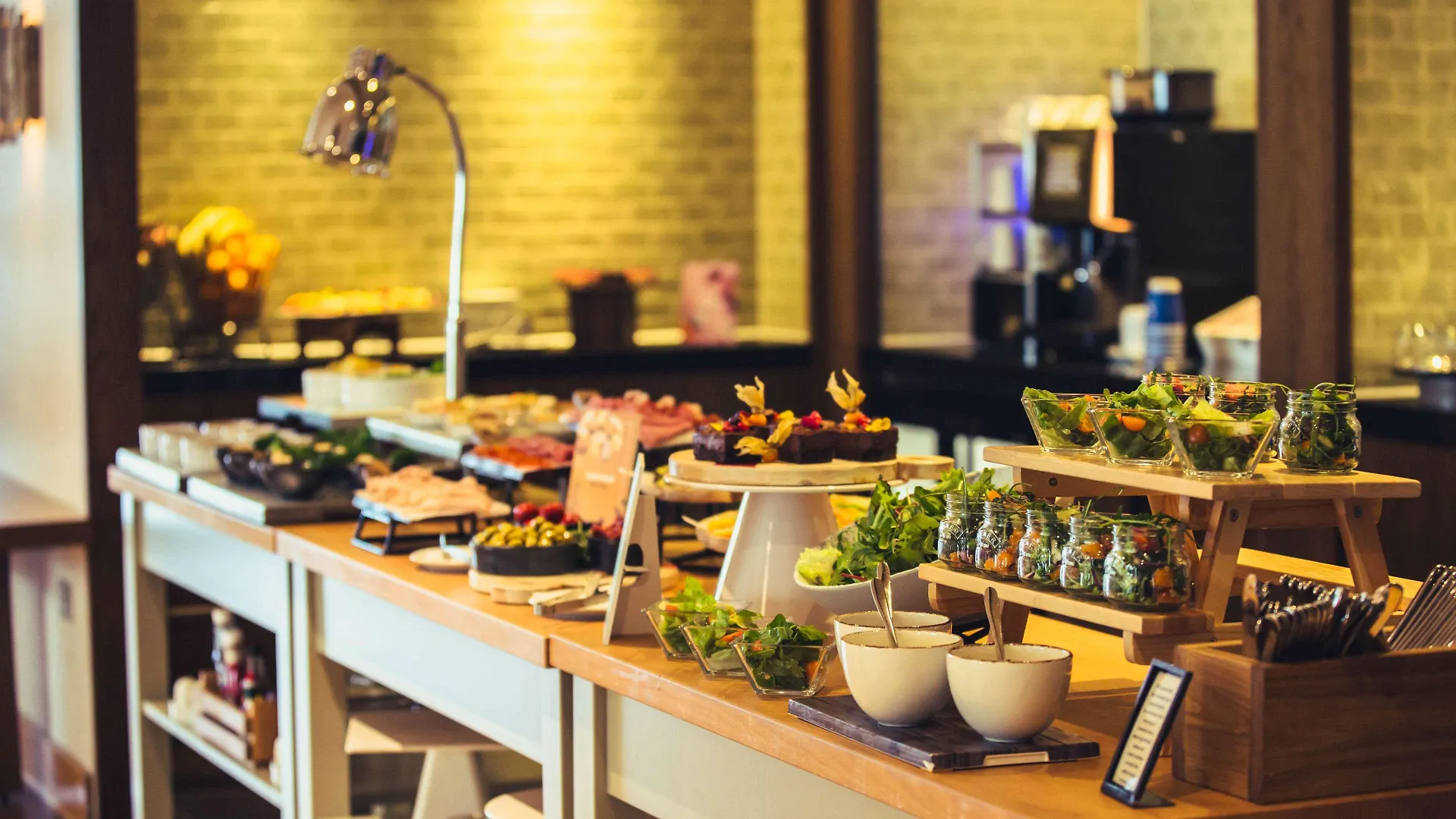Hilton London Canary Wharf 4*,
