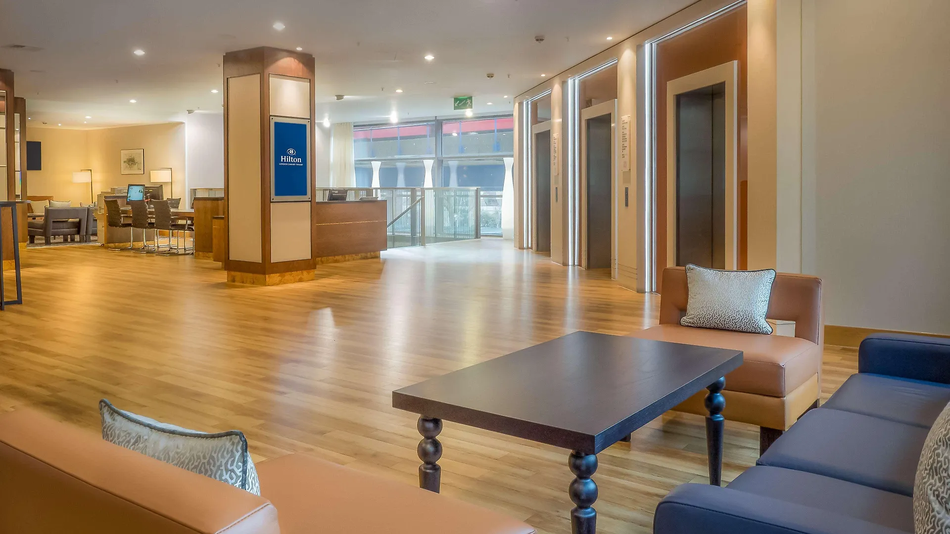 Hilton London Canary Wharf 4*,