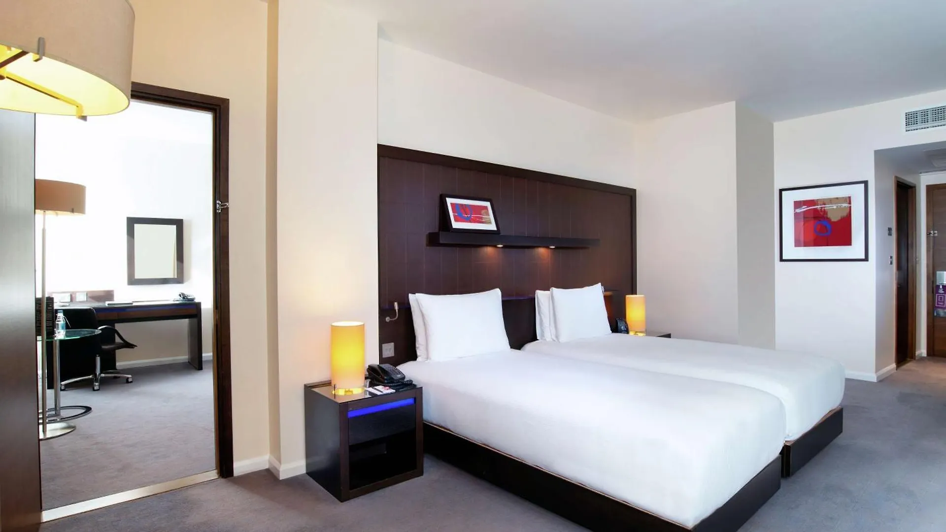 Hilton London Canary Wharf 4*,