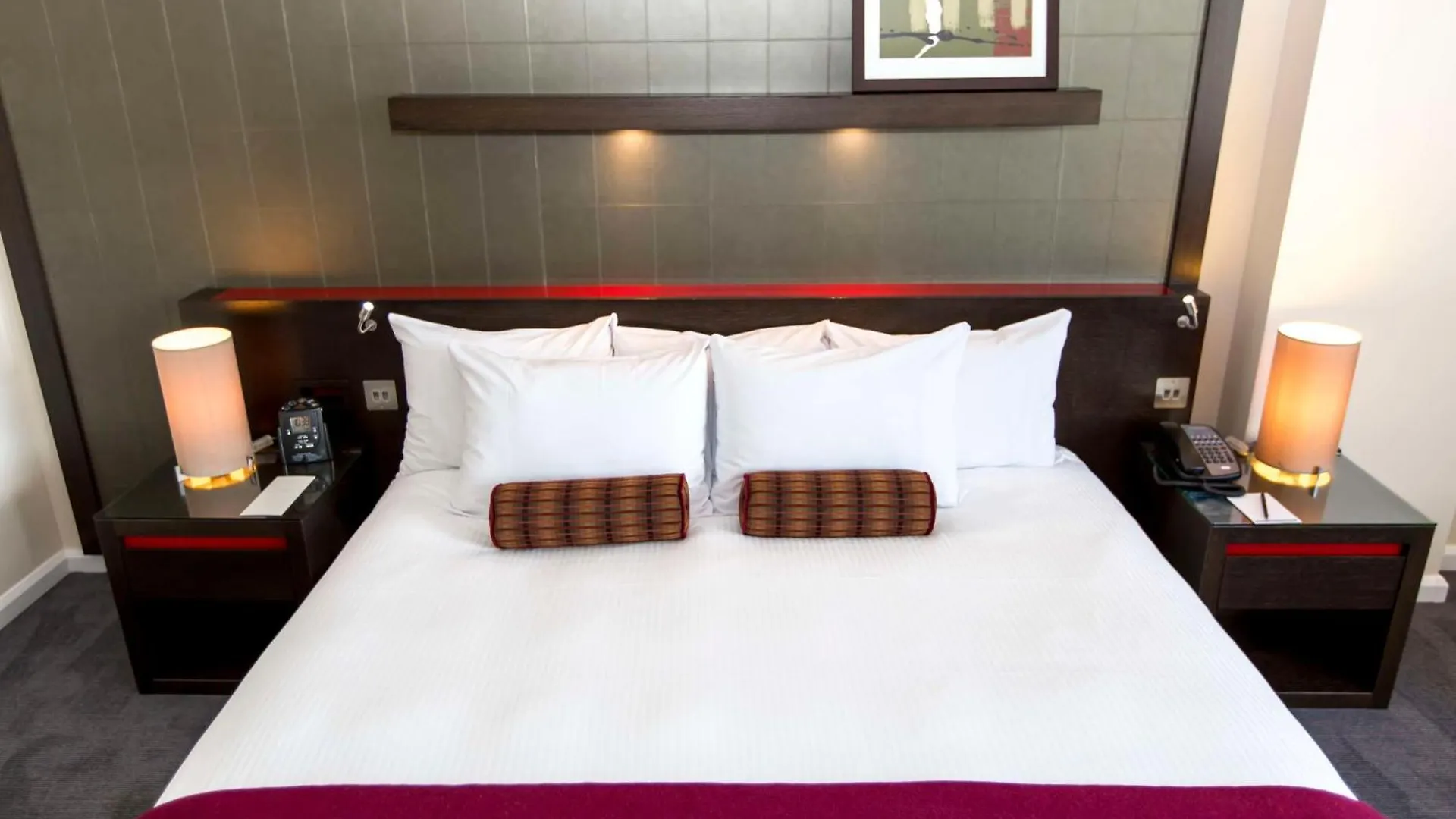 Hilton London Canary Wharf 4*,